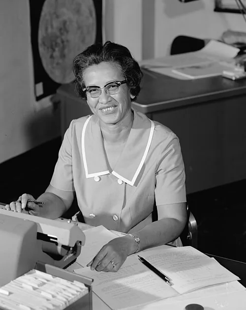 Katherine Johnson u pracovního stolu v NASA, rok 1966
