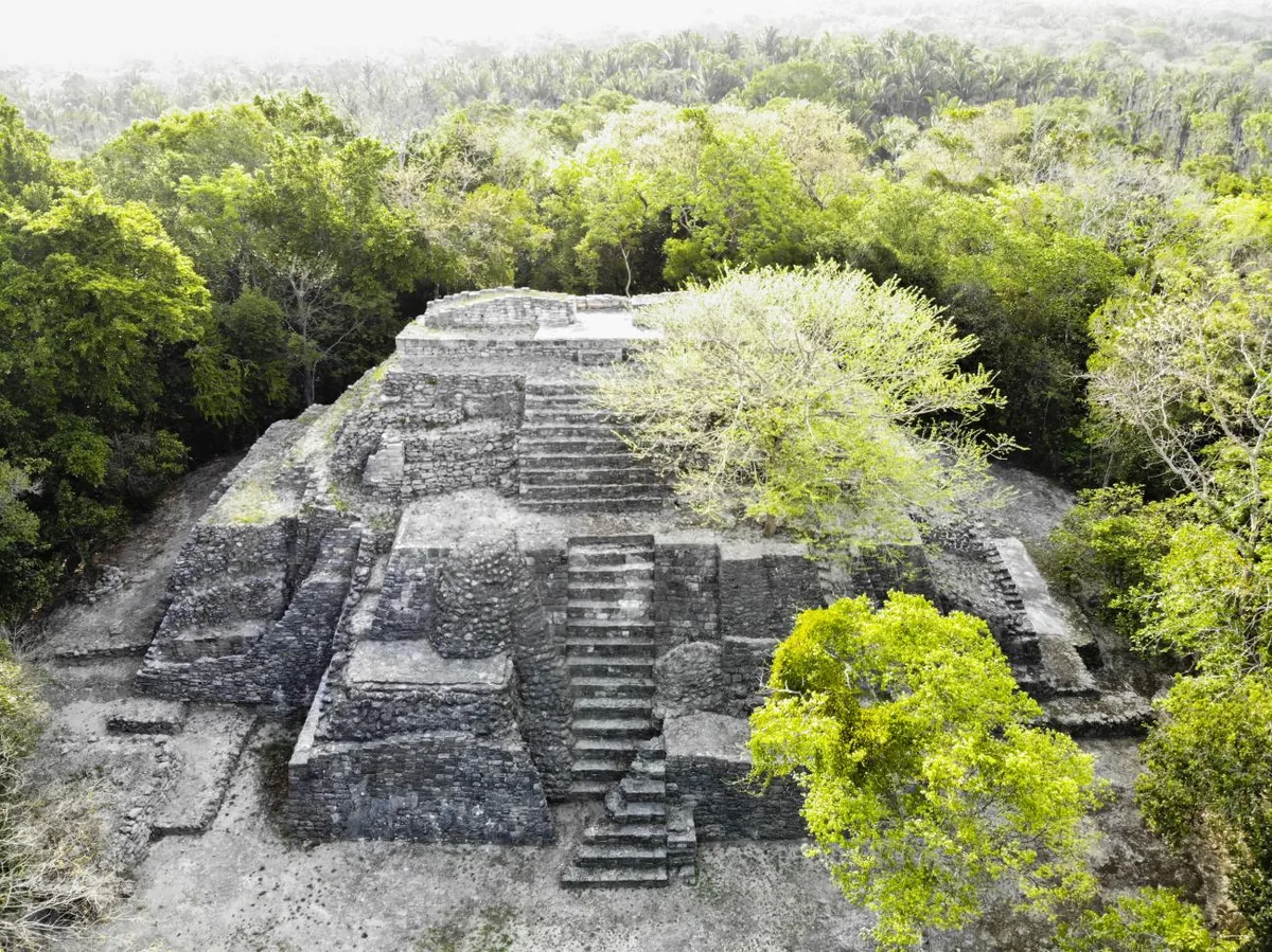 Mayská pyramida v Ichkabalu obklopená džunglí