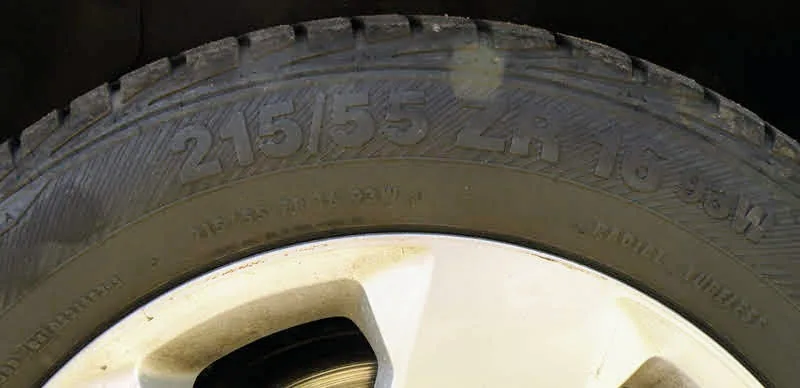 Detail bočnice pneumatiky se značením rozměru 215/55 ZR16