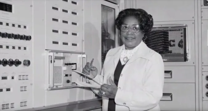 Mary W. Jackson v NASA u řídicího panelu